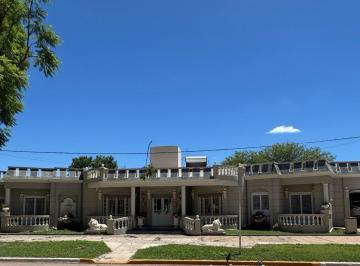Casa · 320m² · 3 Ambientes · 2 Cocheras · Casa en Venta en Brinkmann