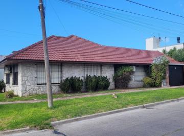 Casa · 190m² · 4 Ambientes · 1 Cochera · Casa en Mogotes