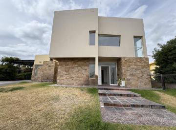 Casa · 220m² · 6 Ambientes · Casa en Alquiler, de 3 Dorm, Barrio Privado La Zagala - Neuq