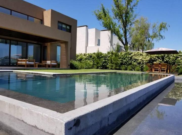 Casa · 350m² · 5 Ambientes · 2 Cocheras