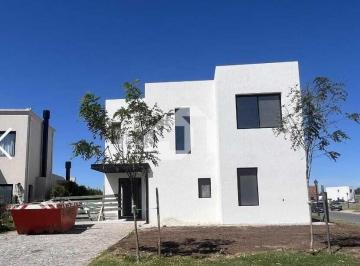 Casa · 218m² · 4 Ambientes · 2 Cocheras · Casa en Venta en Santa Ana, Villanueva, Tigre