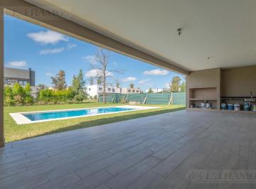 Casa · 302m² · 8 Ambientes · 2 Cocheras · 5 Dorm.. Lote Interno.