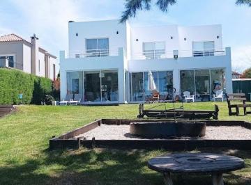 Casa · 280m² · 6 Ambientes · 3 Cocheras · Casa Al Golf en Venta y Alquiler en San Isidro Labrador