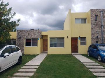 Casa · 81m² · 4 Ambientes · 1 Cochera · Casa 4 Ambientes en Alquiler Barrio Los Robles