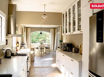 Casa · 241m² · 5 Ambientes · 1 Cochera · Casa Venta Boulevares, Lote Central, Apta Credito.