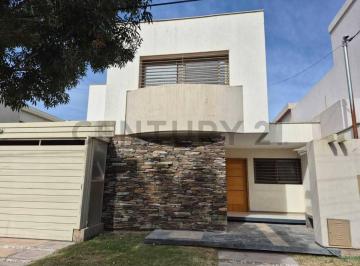 Casa · 300m² · 7 Ambientes · 2 Cocheras · Venta de Casa en Guaymallen