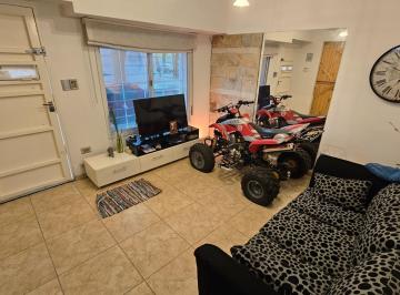 Casa de 4 ambientes, Lanús · Casa 4 Amb con Garage y Piscina un Spa Realmente