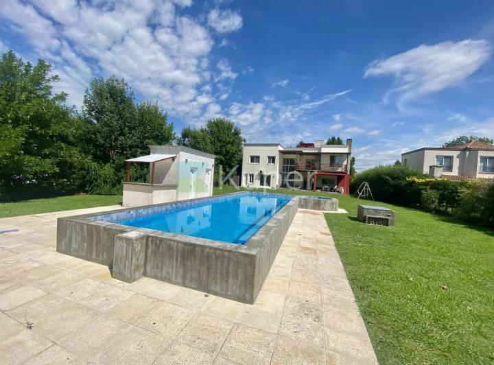 Casa · 200m² · 6 Ambientes · 2 Cocheras