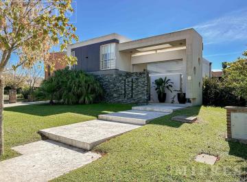 Casa · 223m² · 4 Ambientes · 2 Cocheras · Casa en Venta en Barbarita - Lote Interno - Bancalari.