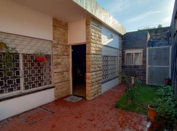 Casa · 83m² · 5 Ambientes · 1 Cochera · Casa en Sarmiento