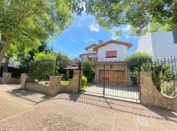 Casa · 400m² · 6 Ambientes · 1 Cochera · - Chalet en Dos Plantas de Seis Ambientes en Venta