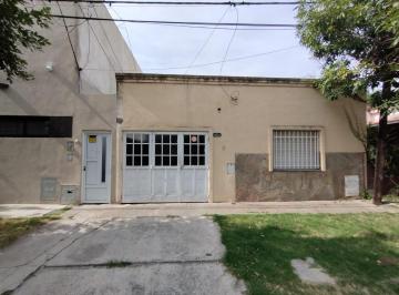 Casa · 158m² · 3 Ambientes · 1 Cochera · Casa Al Frente en Zona Oeste