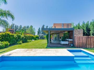 Casa · 170m² · 4 Ambientes · 2 Cocheras · Venta - Casa de 3 Dorm., Pileta y Jardín - Puerto Roldán