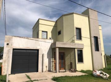Casa · 200m² · 4 Ambientes · 2 Cocheras · Casa - Santa Elena