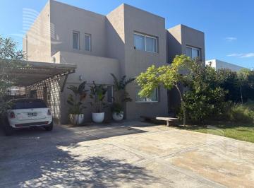 Casa · 300m² · 7 Ambientes · 4 Cocheras · Casa en Alquiler en San Rafael - Villanueva