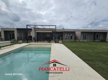 Casa · 2000m² · 5 Ambientes · 2 Cocheras · Venta de Casa 5 Ambientes en Comarcas de Lujan en Barrio San Roque