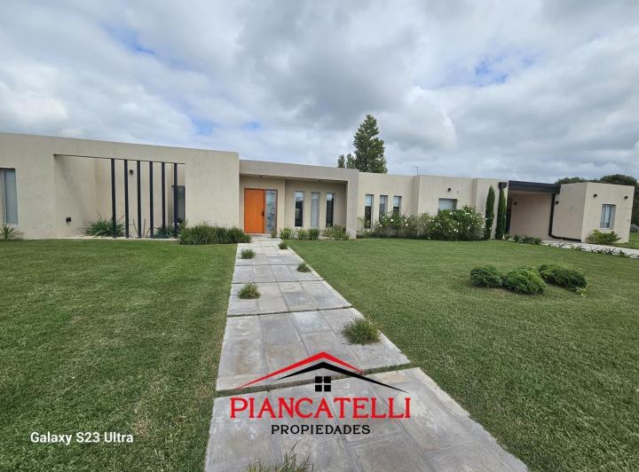 Casa · 2000m² · 5 Ambientes · 2 Cocheras