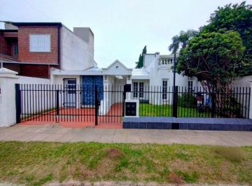 Casa · 187m² · 4 Ambientes · 1 Cochera · Alquiler a m de Av Lujan