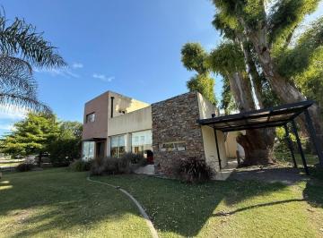 Casa · 153m² · 5 Ambientes · 2 Cocheras · Casa en Barrio Privado "La Candida Club de Campo" - 4 Dorm.