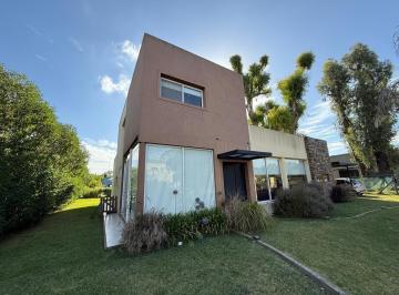 Casa · 153m² · 5 Ambientes · 2 Cocheras · Casa en Barrio Privado "La Candida Club de Campo" - 4 Dorm.