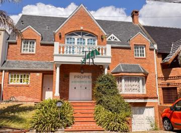 Casa · 290m² · 5 Ambientes · 3 Cocheras · Excelente Casa en El Barrio Aleman. Lote de 13 X 38