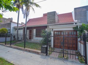 Casa · 157m² · 5 Ambientes · 1 Cochera · Casa con 3 Dorm. a 100 m de Av 7 Jefes!