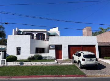 Casa · 266m² · 8 Ambientes · 2 Cocheras · Casa 4 Dorm. Colinas del Cerro con Pileta