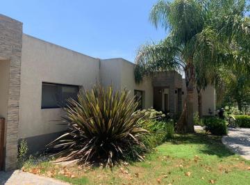 Casa · 221m² · 5 Ambientes · 2 Cocheras · Casa en Fincas de San Vicente