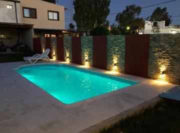 Casa · 127m² · 5 Ambientes · 2 Cocheras · Casa de Tres Dorm. con Patio y Piscina