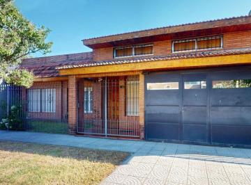 Casa · 200m² · 7 Ambientes · 2 Cocheras · Casa en Venta en Gonnet 3 Dorm.