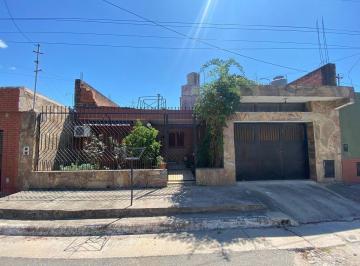 Casa · 110m² · 3 Ambientes · 2 Cocheras · Venta Casa de 2 Dorm. Bº Echeverria