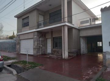 Casa · 255m² · 8 Ambientes · 1 Cochera · Venta de Hermosa Casa con Salon Comercial