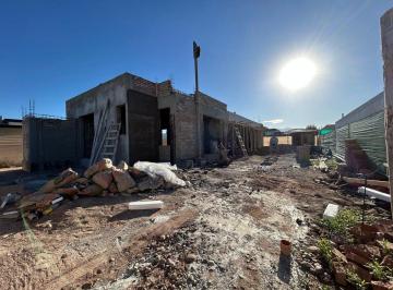 Casa · 155m² · 5 Ambientes · 2 Cocheras · Venta de Casa en Pozo en B° Lar de Vieytes III