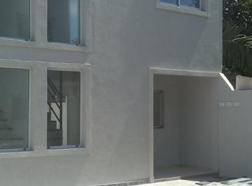 Casa · 70m² · 3 Ambientes · 1 Cochera · Dúplex en Venta - 2 Dorm. 1 Baño - Cochera - 83 m² - Los Hornos, La Plata