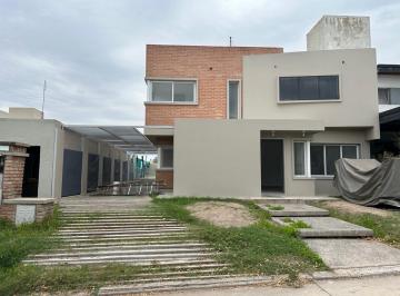 Casa · 190m² · 6 Ambientes · 3 Cocheras · Casa - V. Escondido - Los Aromas