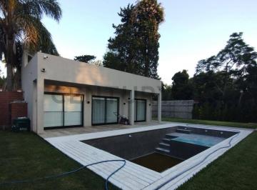 Casa · 120m² · 3 Ambientes · 1 Cochera · Cas en Venta con Pileta Barrio Aeropuerto/ Parque Sicardi