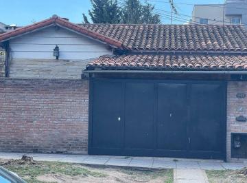 Casa · 140m² · 3 Ambientes · 1 Cochera · Venta Casa 4 Ambientes, 3 de Febrero