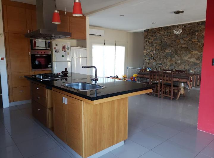 Casa · 200m² · 4 Ambientes · 2 Cocheras