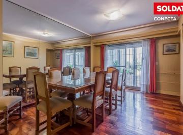 Casa · 321m² · 9 Ambientes · 2 Cocheras · Casa de Tres Pisos con Jardin en Venta - Flores