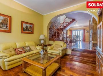 Casa · 321m² · 9 Ambientes · 2 Cocheras · Casa de Tres Pisos con Jardin en Venta - Flores