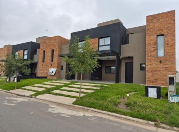 Casa · 124m² · 4 Ambientes · 1 Cochera · Dúplex en Venta en San Ignacio Village. 3 Dorm. con Pileta