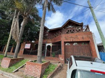 Casa · 226m² · 5 Ambientes · 3 Cocheras · Chalet en Dos Plantas de Cinco Ambientes