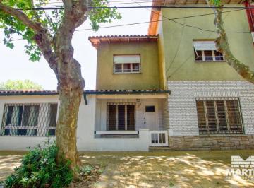 Casa · 240m² · 4 Ambientes · Chalet Ideal Para Dos Familias con Jardín y Terraza - Martínez, Excelente Ubicación