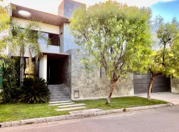 Casa de 8 ambientes, Godoy Cruz · Casa de Categoria en Barrio Privado Las Pircas"