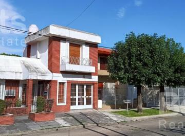 Casa · 200m² · 4 Ambientes · 1 Cochera · Casa en Villa Luzuriaga