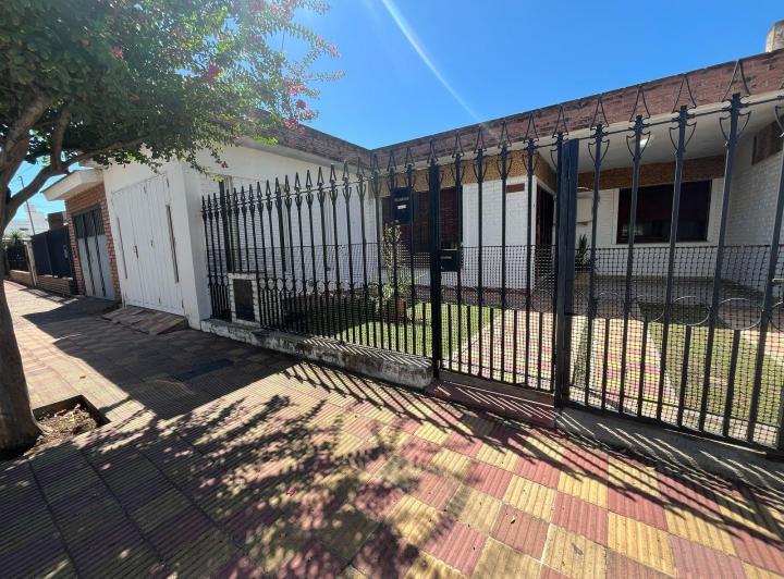 Casa · 128m² · 4 Ambientes · 2 Cocheras