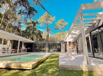 Casa · 230m² · 4 Ambientes · 2 Cocheras · Venta Casa Carilo