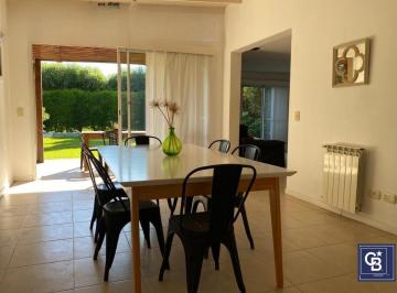Casa · 115m² · 4 Ambientes · 1 Cochera · Venta de Casa de Dos Plantas en La Madrugada