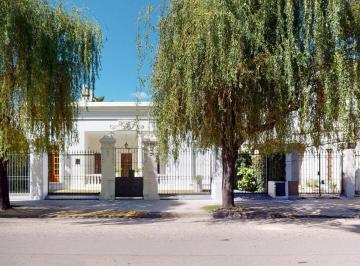 Casa · 300m² · 5 Ambientes · 2 Cocheras · Casa en Venta en La Plata