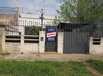 Casa · 80m² · 5 Ambientes · 1 Cochera · Casa en Alquiler en Rosario - Jardín - Ingreso Vehículo.